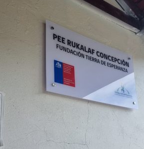 Letrero Acrílico, 4 Distanciadores, con instalación. Fundación Tierra de Esperanza - Concepción