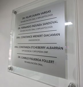 Letrero Vidrio Templado, Vinilo Empavonado y texto en vinilo negro troquelado, 4 distanciadores, Clínica Dental D&D - Concepción
