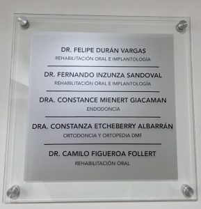Letrero Vidrio Templado, Vinilo Empavonado y texto en vinilo negro troquelado, 4 distanciadores, Clínica Dental D&D - Concepción